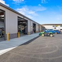Almacén de estructura de acero con paredes de panel sándwich y vigas de acero H