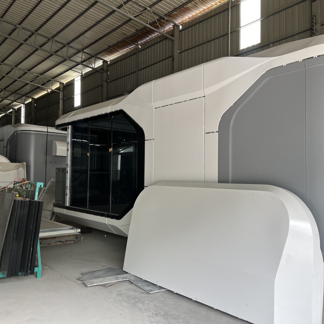 20ft Breathable Modern Design Outdoor Sun Room Hotel Application Container House Sandwich Panel Material Vessel House 2-Year