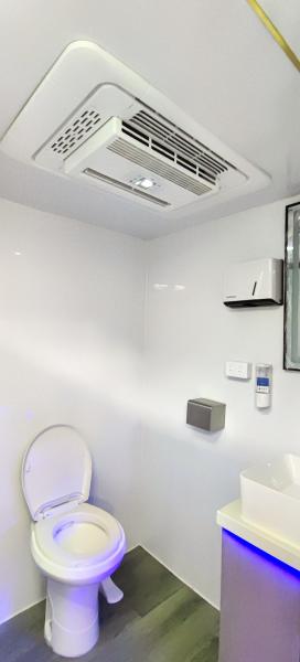 Luxury Customizable Single Suite Mobile Toilet ShowerTrailer/Porta Potty for Rent for Weddings Festivals, Outdoors, Traveling