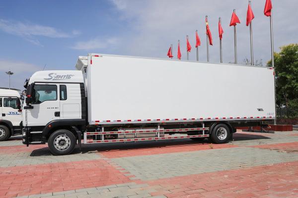 Diesel 10-Speed 290hp 4X2 9.45m Deflector Row Half Cab White Body SITRAK ZZ5186 Three-Door Freight Refrigerated Truck
