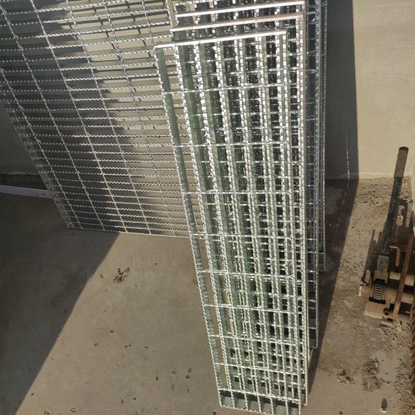 Corrosion Resistant HDP Steel Grate Stair Treads Bar Grating Treads