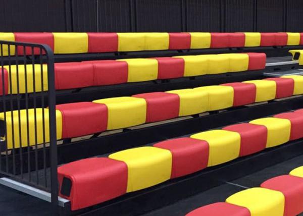 Tribuna telescópica com assentos retráteis a motor para espaços internos
