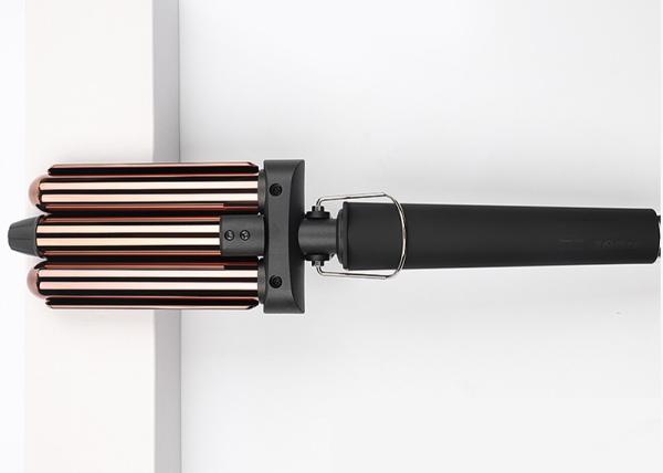 O uso da casa do encrespador grande da onda do titânio de três tambores cabelo automático do diodo emissor de luz oscila