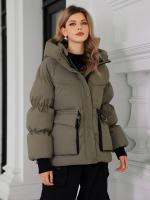 Un manteau de style décontracté pour femme avec des couleurs vives et une bonne longueur