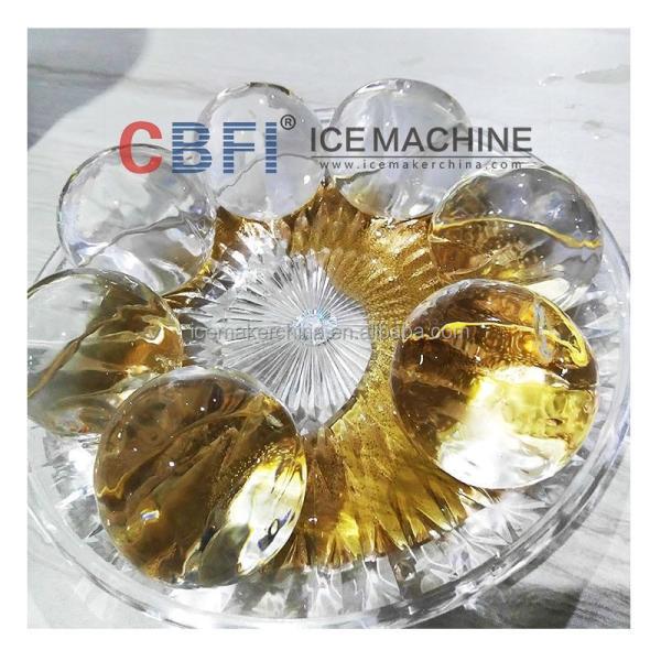 Máquina de gelo clara da bola do uísque ou do cocktail para o partido, barra, casamento