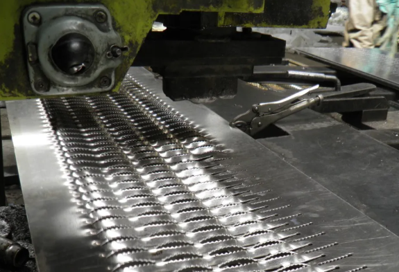 Anti-Skid Perforated Metal Platform Grip Strut Industrial Flooring Aluminum Stainless Steel Safety Walkway Grating