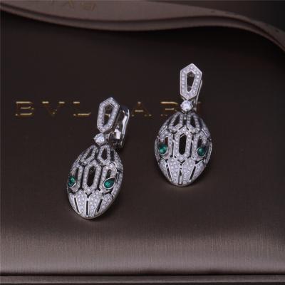 Os brincos luxuosos de Serpenti do tipo do ouro no grupo do ouro 18K branco com Emerald Eyes e com diamantes do pavé serpenteiam a cabeça
