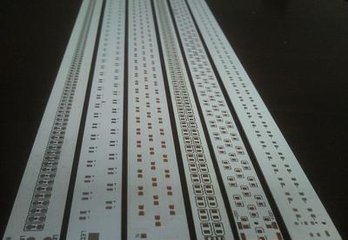 Водить освещающ тип алюминиевого мотора автомата для резки PCB управляя