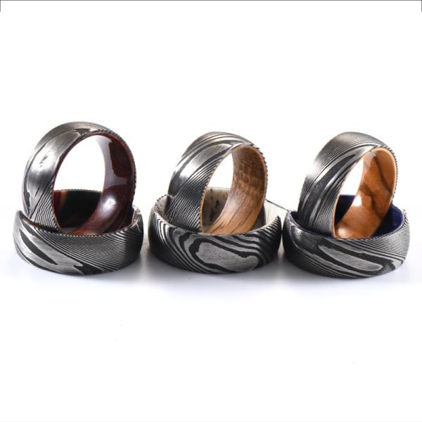 Anillo de boda de acero de Damasco con antellitas de venado real o incrustación de manga de madera