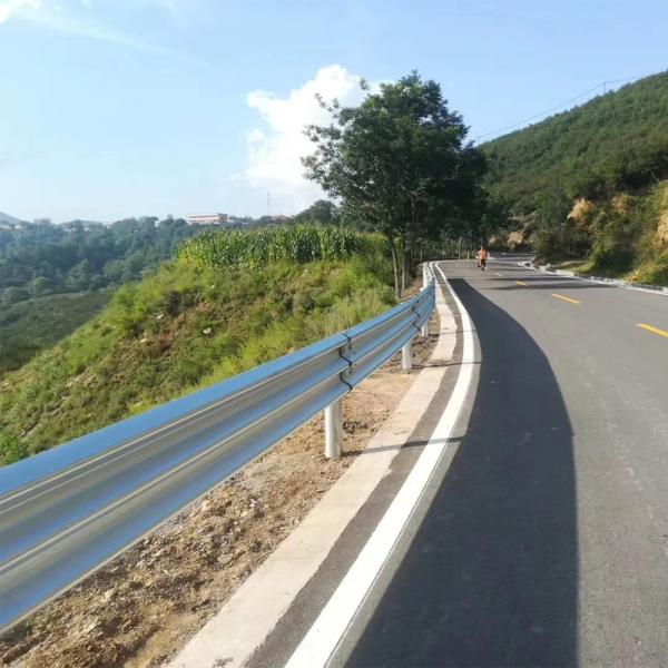 Segurança rodoviária W-Beam Guardrail com material Q235 Q345 e padrão AASHTO M-180
