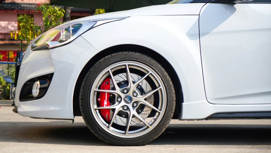 Front Big Brake Kit 4 Piston Caliper With 355x28mm Rotor BBK Auto Brake System For Hyundai Veloster 18 Inch Car Rim