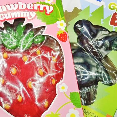 Des gâteaux à la gomme à la saveur de fruits enveloppés individuellement avec des formes géantes et novatrices