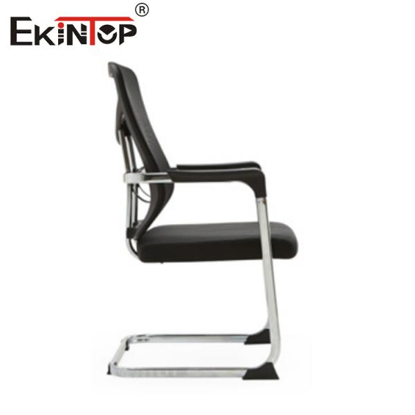 Chaise de bureau de taille standard avec cadre métallique et accoudoirs