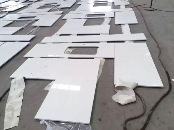 As bancadas de mármore lustradas de quartzo do granito, homem fizeram a superfície branca Worktop do sólido