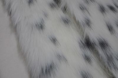ponto preto em uma tela longa da pele do cabelo do fundo branco, tela longa do luxuoso: A mistura perfeita do conforto e da forma