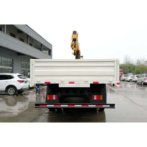 Sinotruk HOWO Telescopic Boom Truck Mounted Crane 5 Ton For Construction Material Transportation