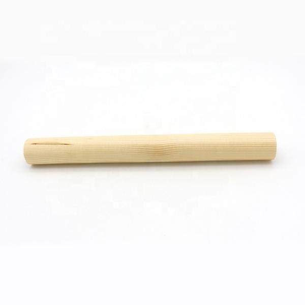 Une planche de bois de pin pour les accessoires de produits.