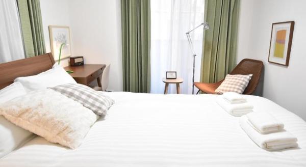 Australia rental apartment custom design furniture of wood bed with inwall wardrobe cabinet and dresser table used chair