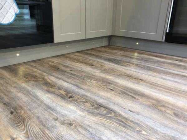 Certificado CE 4mm 5mm 6mm 7mm Clique Lock Spc Vinyl Flooring Tile Plástico Luxury Vinyl Plank
