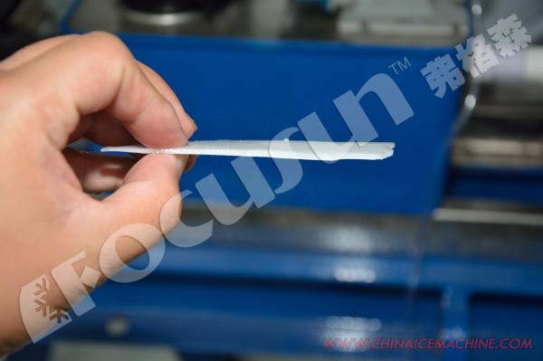 Fornecimento direto da máquina de gelo em flocos 3T com controlo PLC e grande capacidade de armazenamento de gelo