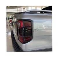 Los accesorios del guardabosques que la conducción de 4x4 enciende las lámparas de cola del coche cubren con el plástico del ABS