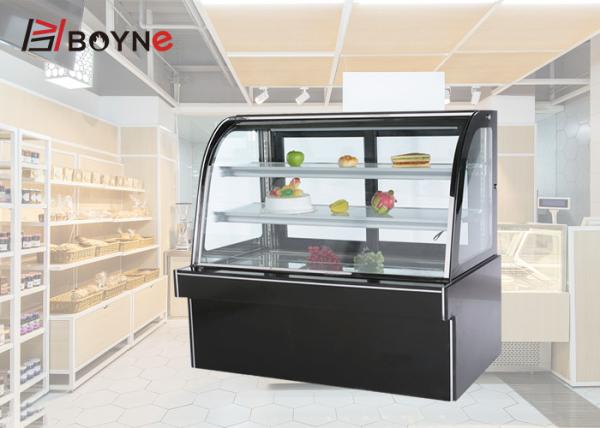 Fã ereto da parte superior do banco que refrigera o refrigerador comercial da exposição do bolo para a loja da padaria
