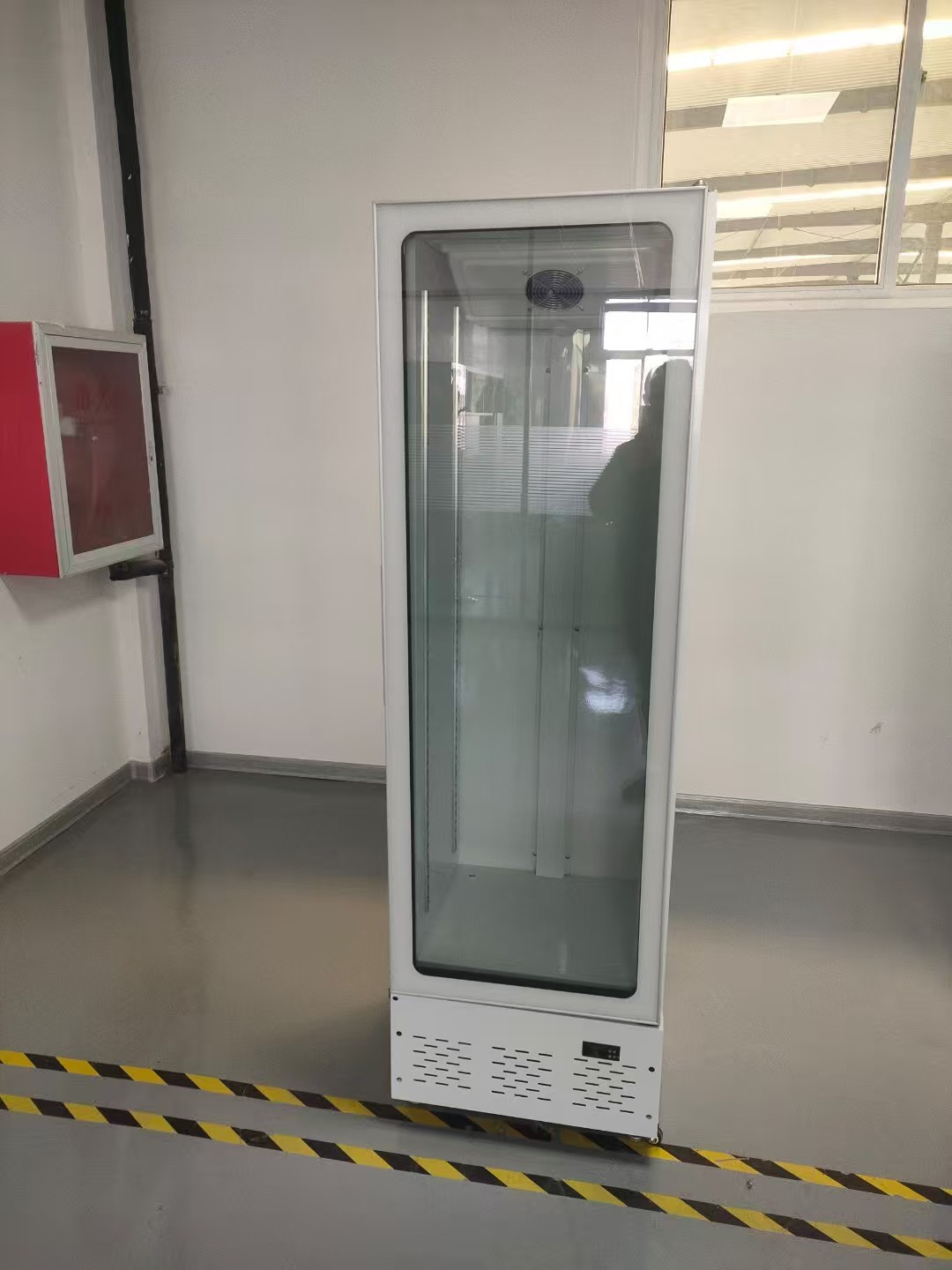 1050×660×2020 W X D X H Vertical Display Freezer Offering Automatic Defrosting Designed to Maintain Product and Visibility