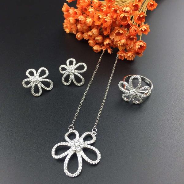 Van Cleef & Arpels 18K White Gold Diamond Flower Earring with Necklace Ring Jewelry Set