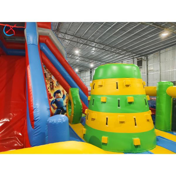 Une maison gonflable LEGO avec une boîte gonflable