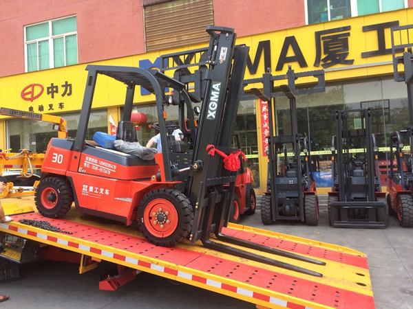 Diesel Power 4 Wheel Forklift Truck , High Capacity Forklift 3000mm Lifting Height