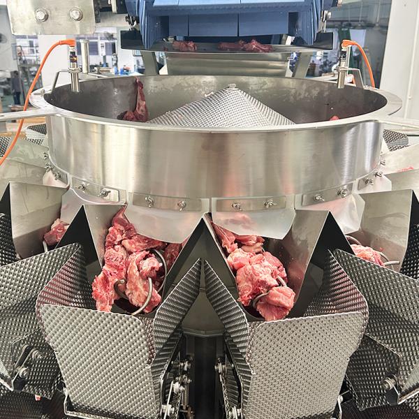 Machine d'emballage de poisson congelé, poulet, dinde, boeuf, boulettes de viande à pesée entièrement automatique - Machine d'emballage de viande pour côtes