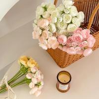 Des fleurs artificielles de lotus dans le style de la salle de mariage bouquet portatif, décoration de maison fraîche et simple accessoires de photographie