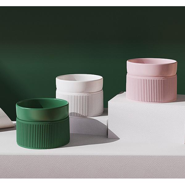 Опрокинутая повышенная станция любимца блюда шара кошачьей еды питаясь с ABS стойки