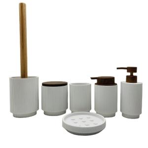 Acessórios de casa de banho de poliresina em branco com partes de madeira
