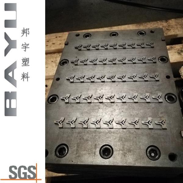 CT Shape PA66 Thermal Break Strip Mould in Extruder Machine