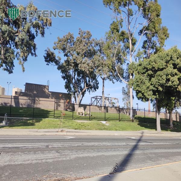 Minimalist Design Tubular Steel Fence Contemporary