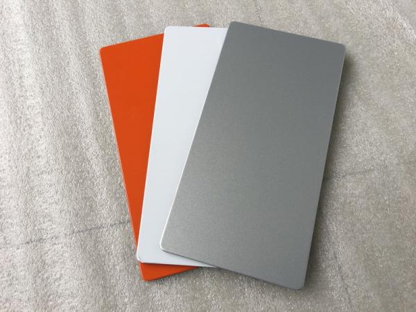 O branco/sinal de alumínio exterior da tira almofada a espessura de 4mm com resistência de fogo
