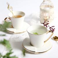 El oro de lujo de Drinkware de la tarde de encargo plateó la taza de cerámica con las tazas de té irregulares modernas al por mayor del café del platillo