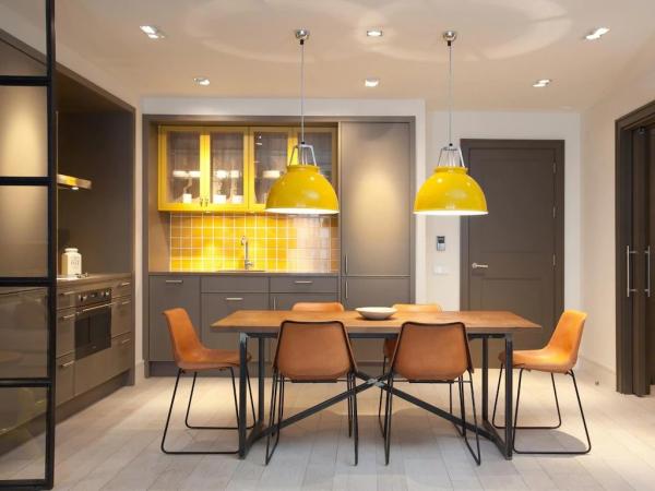 Sudan hotel furniture liquidators from China manufactuer Italy design leather bed with metal side table and dining table