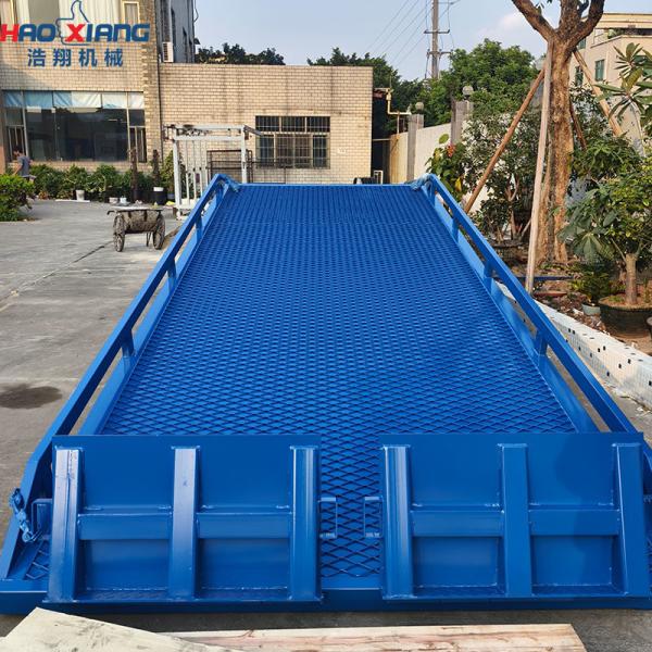 4-Meter Steel Inclined Ramp for Efficient Loading at Distribution Centers