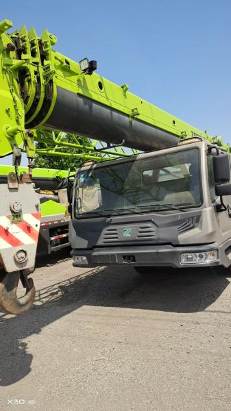 Une grue de camion Zoomlion 25 tonnes ZTC250V451 est à vendre.