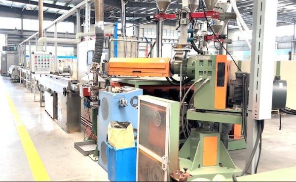 Máquina de extrusión de alambre de materiales PVC TPE con bobinado de doble cabezal