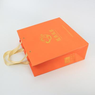 O presente de compra marcado lustroso Logo Paper Bags With Rope feito sob encomenda segura