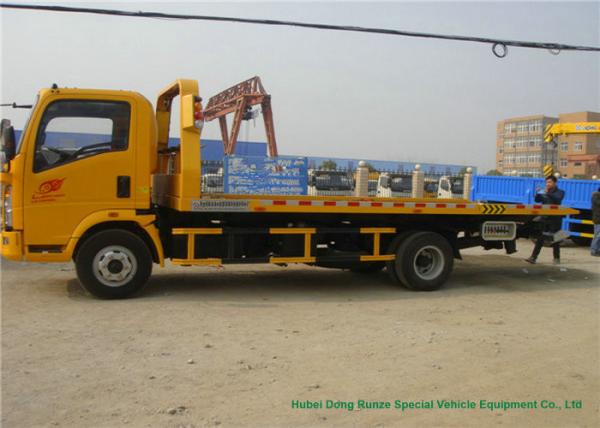HOWO Light Duty Flatbed Tow Truck Carrier For Car / SUV Road Recovery 3 - 5 Ton