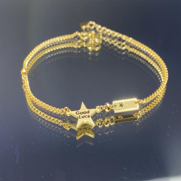 Un sofisticado brazalete de corazón de oro sólido de 18 caratos.
