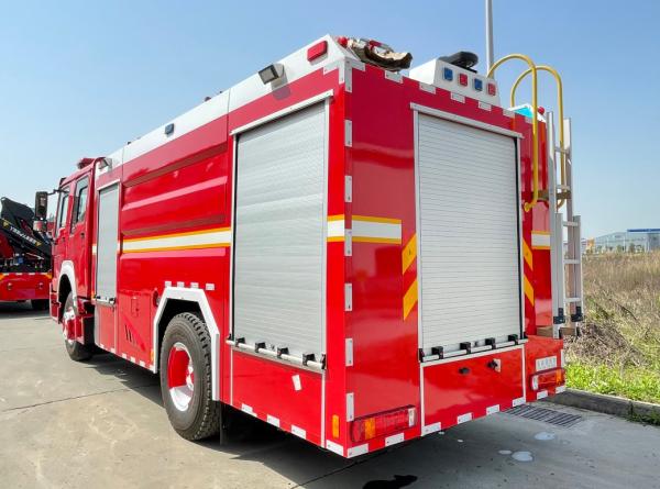 Caminhão de bombeiros de espuma HOWO 8000L 6x4 para pulverização de estradas de paisagem