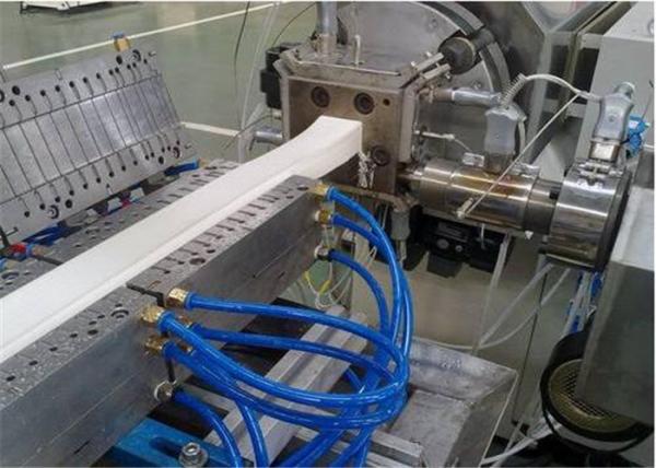 Máquina do perfil de Wpc do painel da porta/linha plásticas de madeira da extrusão fácil à operação