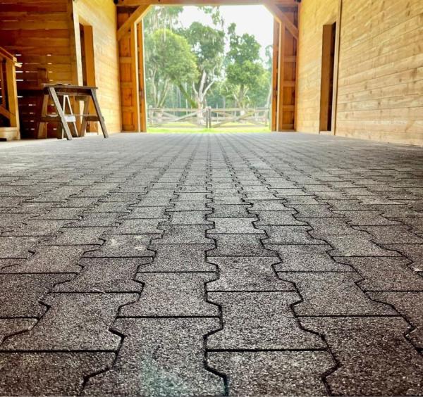 Dog Bone Shape Rubber Brick Flooring 200*140mm 180mm*140mm Rubber Horse Stall Mats