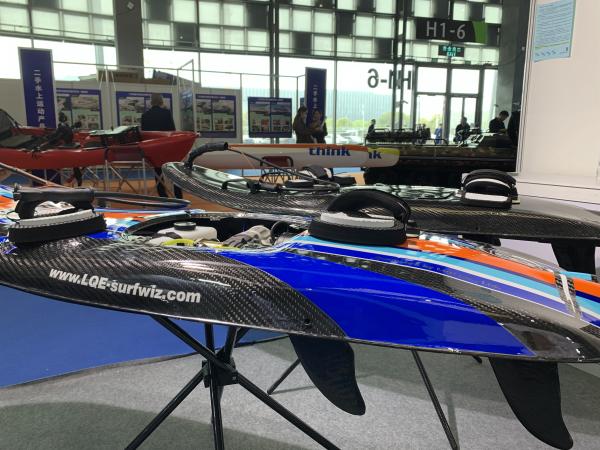 1800*600*150 Mm Customized Logo Electric Surfboard with EFI Engine and Carbon Fiber