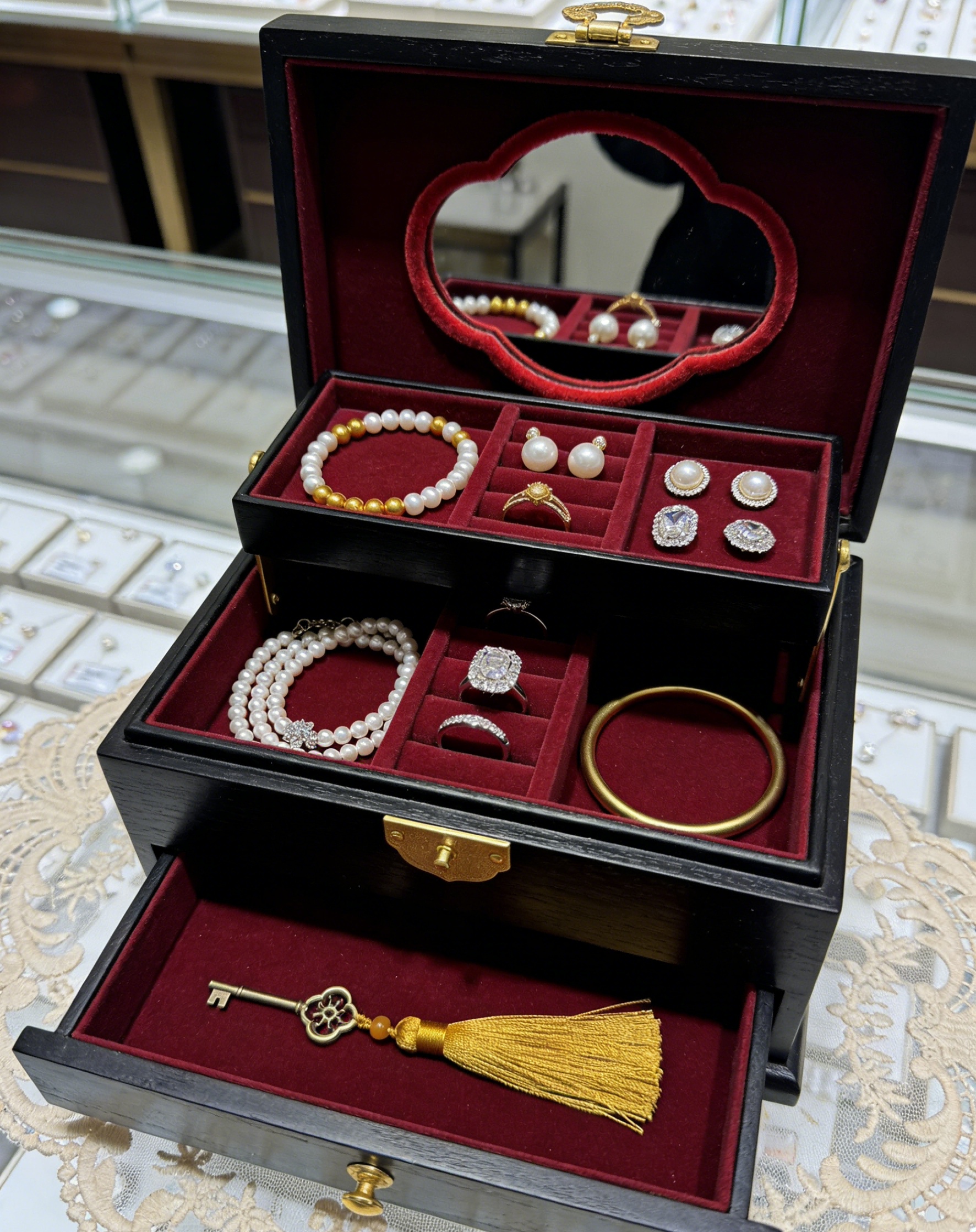 Elegant Large Capacity Jewelry Case with Anti-Tarnish Soft Lining and Mini Portable Design